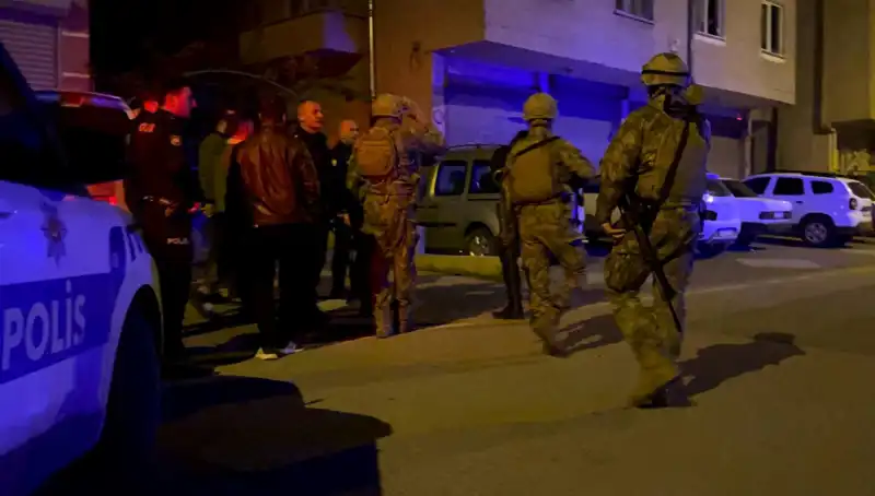 Balkondan Tüfekle Ateş Açan Şahıs, Polisi Görünce Kendini Eve Kilitledi