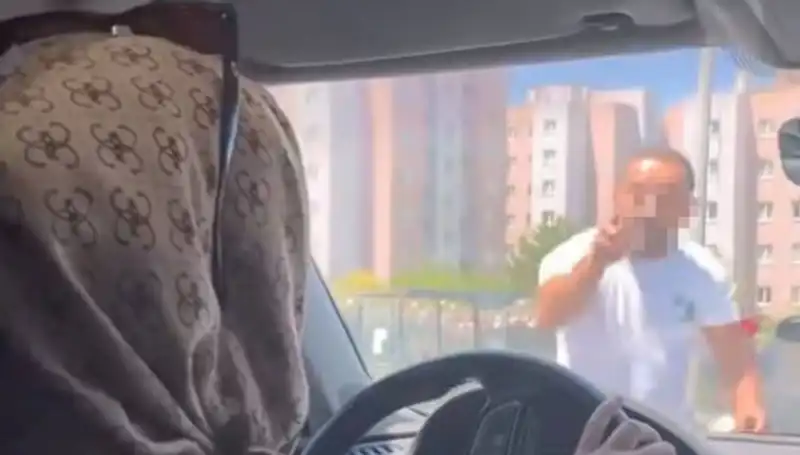 Trafikte Dehşet Anları: Önünü Kesti, Camını Yumrukladı