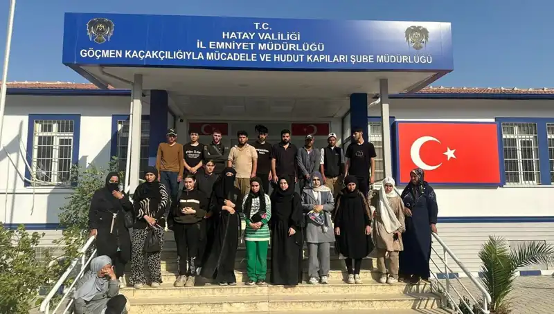 Minibüste Yüksek Risk: 24 Göçmen, Eşya Yüküyle Saklanırken Yakalandı