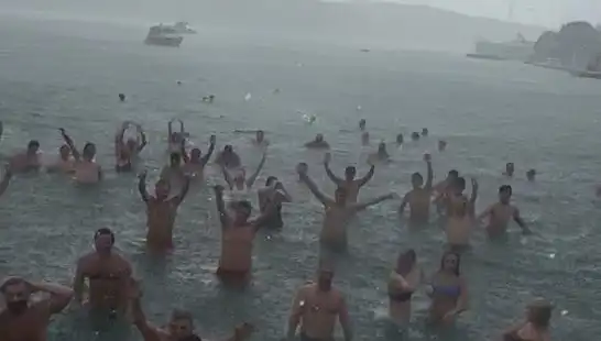 İstanbul'da Yağmura Rağmen Bebek'te Denize Giren Kalabalık Dikkat Çekti