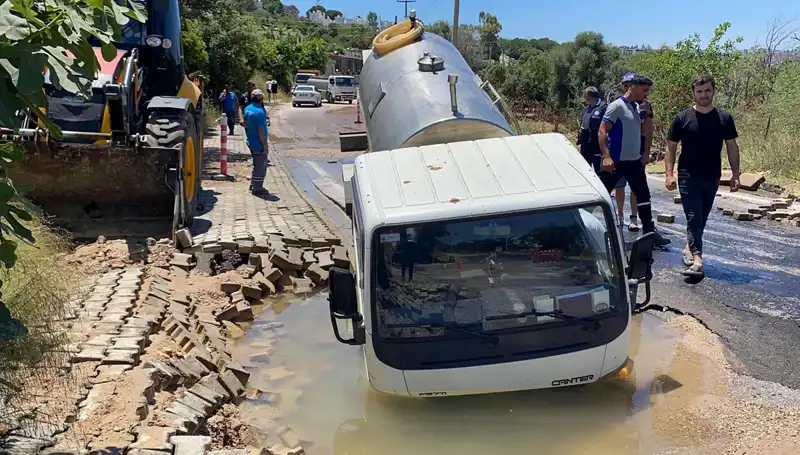 Bodrum’da Su Hattı Patladı, Tanker ve İki Araç Çukura Düştü