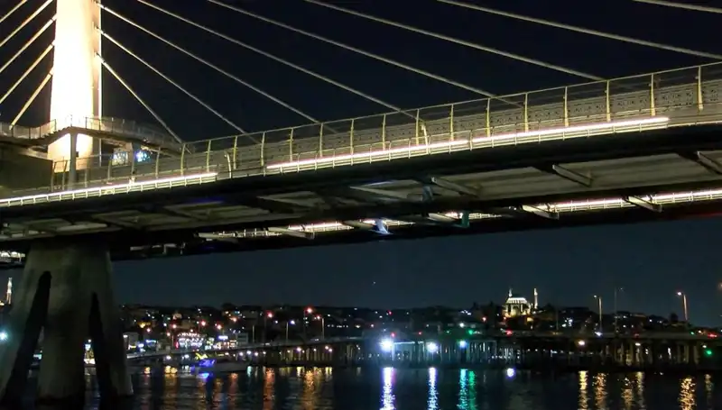 İstanbul'da Metro Köprüsünden Denize Düşen Kişi İçin Arama Kurtarma Çalışmaları Başladı