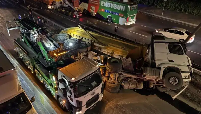 Moloz Yüklü Hafriyat Kamyonu Devrildi: Olay Yeri Detayları ve İlk Yansımalar