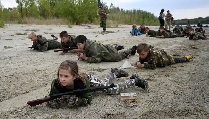 Rusya’da 8 Yaşındaki Çocukların Askeri Kamp Hayatı ve Dramları