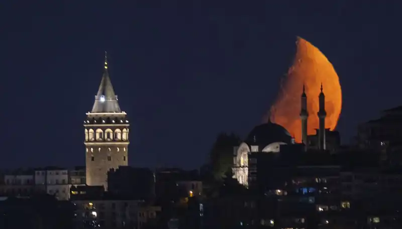 İstanbul'da Yarım Ay Görsel Şöleni: Gökyüzü Mavisiyle Büyüledi
