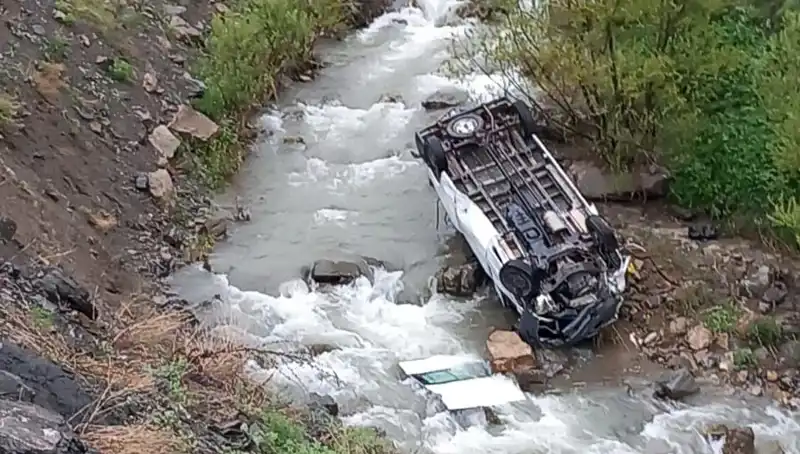 Hakkari'de Minibüs Devrildi: Can Pazarı Yaşandı, İki Hayat Kaybı
