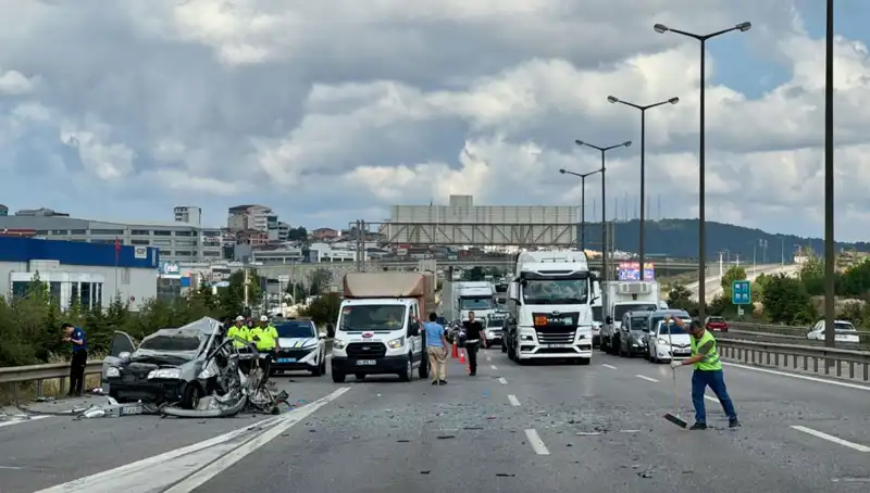 Otoyolda Büyük Kaza: Üç Kişi Araçta Sıkıştı, Trafik Uzun Saatler Kapalı Kaldı