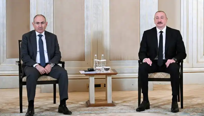 Abu Dabi'de Aliyev ve Paşinyan'ın Tarihi Barış Görüşmesi