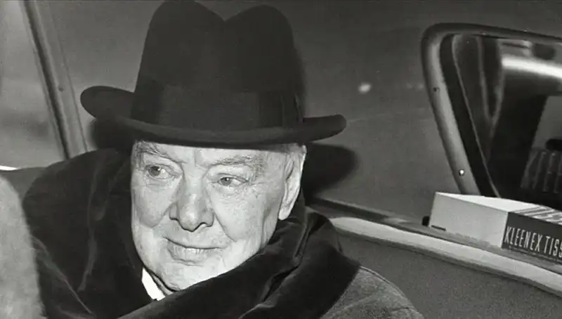 Tarihin İzlerini Taşıyan Churchill'in Bekar Evi Satışa Çıktı