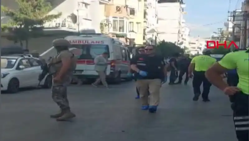 İzmir'de Karakola Silahlı Saldırı: İki Polis Şehit, Bir Sivil Yaralı