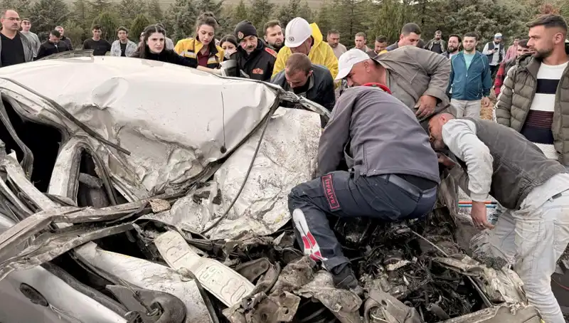 TIR ile Çarpışan Araç: Kaza Sonrası Dehşet Verici Görüntüler