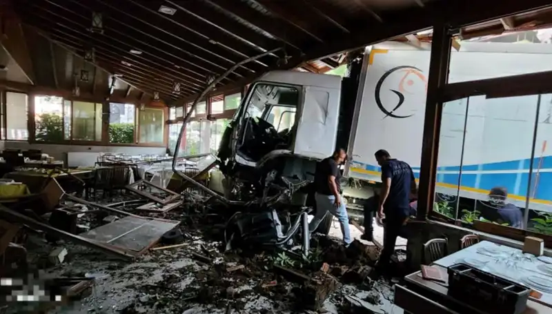 Freni Boşalan Kamyon Restoranın Duvarlarını Delip Geçti!