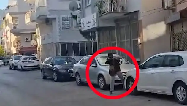 İzmir'de Gözler Önünde Saldırganla Çatışma Anları Şoke Edici Görüntülerle Ortaya Çıktı