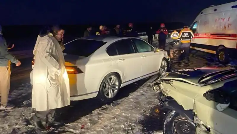 Aksaray'da Zincirleme Trafik Kazası: 15 Kişi Yaralandı, Olayın Şok Detayları