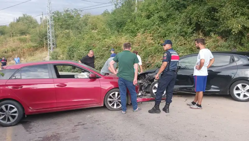 Karamürsel'de Otomobil Kazası: 4 Kişi Yaralandı, Detaylar Ortaya Çıktı