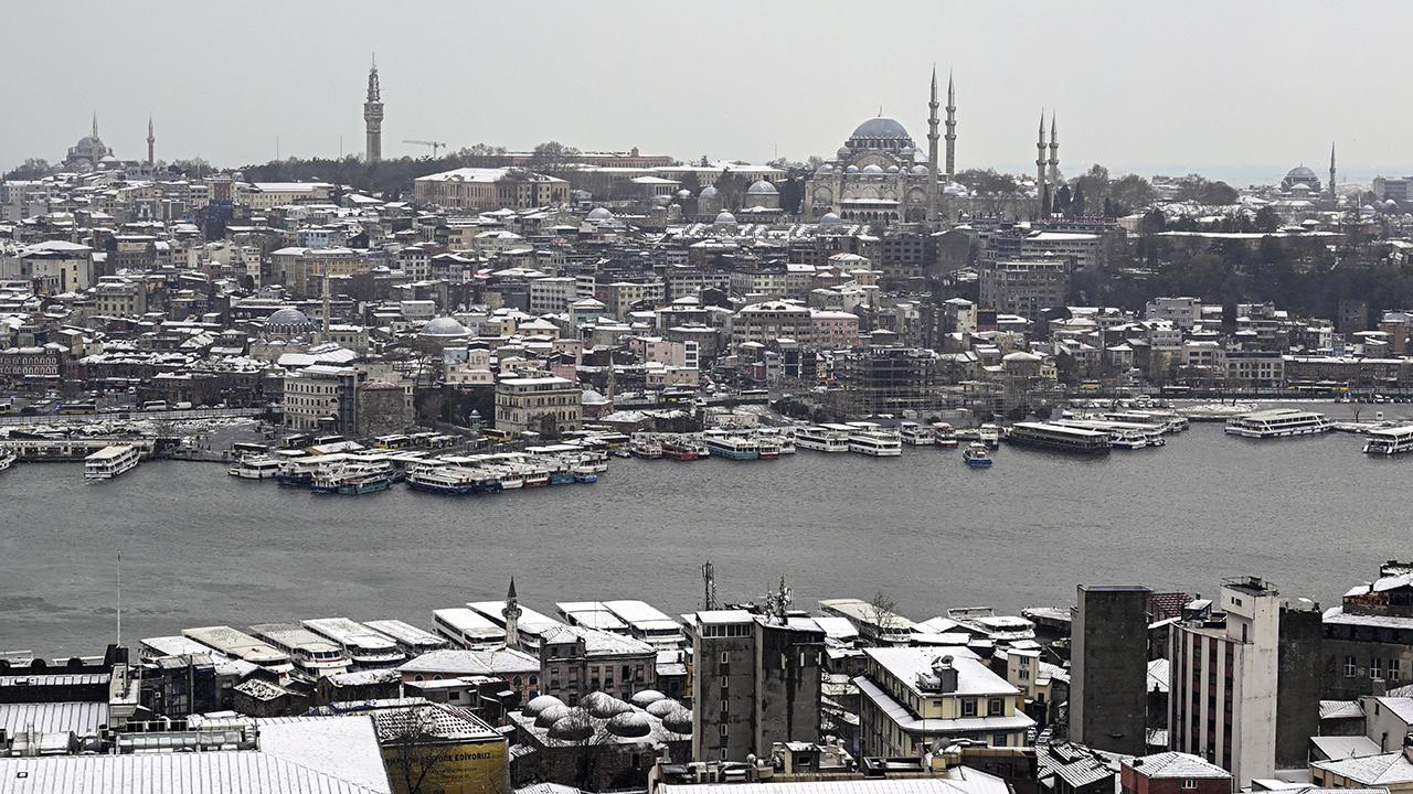 İstanbul'a beklenen kar yağdı