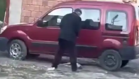Sokak Ortasında Köpeğe Şiddet: İzleyenler Şokta!