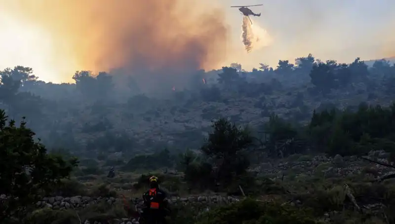 Eğriboz Adası'nda Yangın Felaketi: İki Köy Gözyaşlarıyla Tahliye Ediliyor