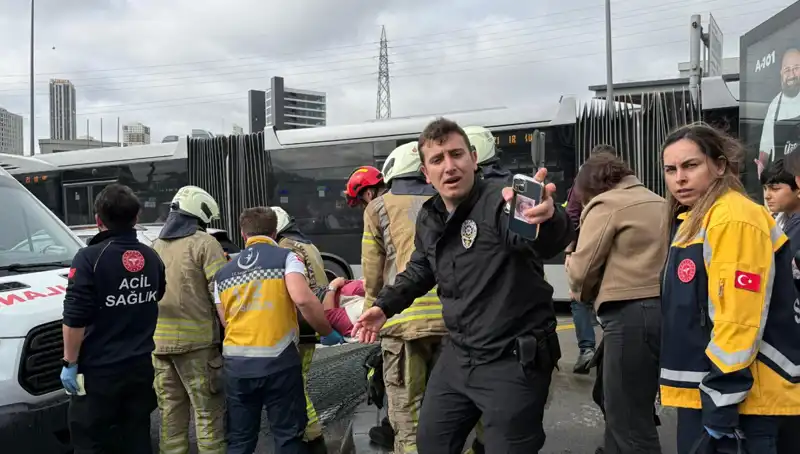 Metrobüste Korkunç Kaza: Seferler İptal, Yaralılar ve Hayatını Kaybedenler Var