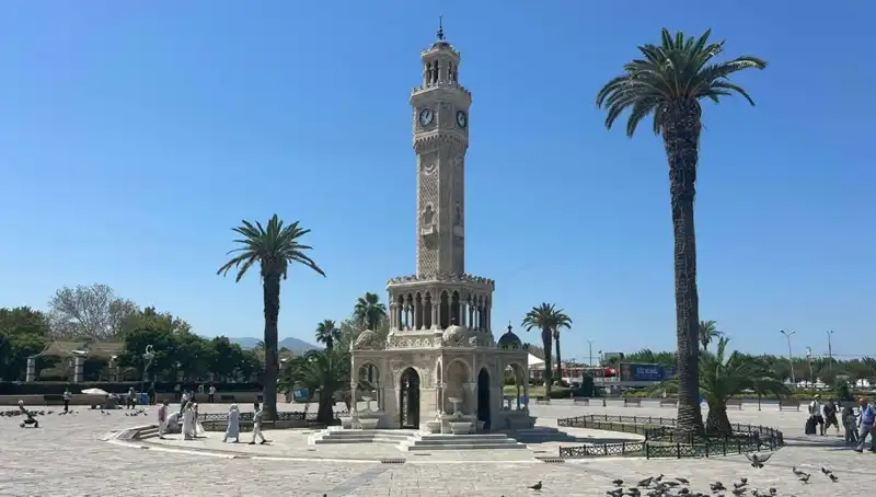 İzmir'de Sıcak Hava Dalgası: Meydanlar Boş, Vatandaş Bunalıyor