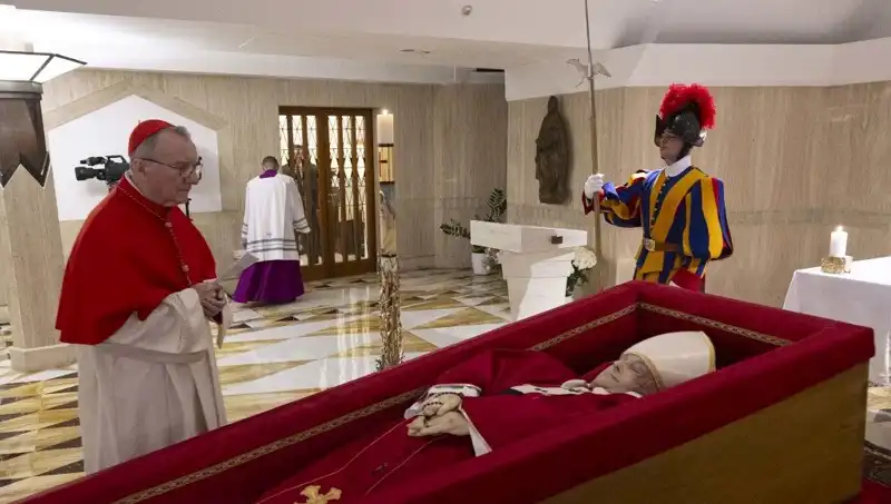 Papa'nın Tabuttaki Fotoğrafları Yayınlandı: Dünyayı Şaşkına Çeviren Görüntüler